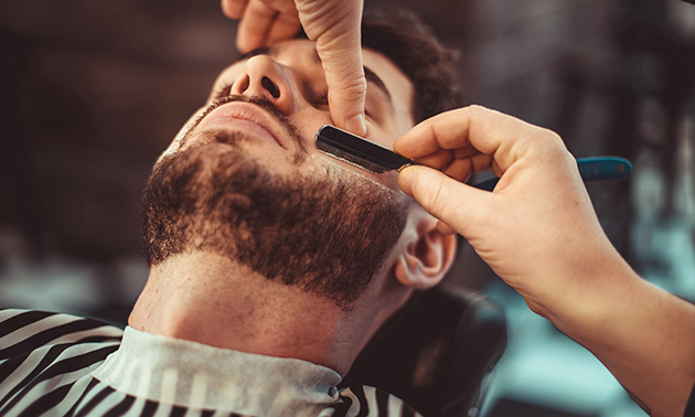 Gezichtsbehandeling, kappersbehandeling of barber treatment