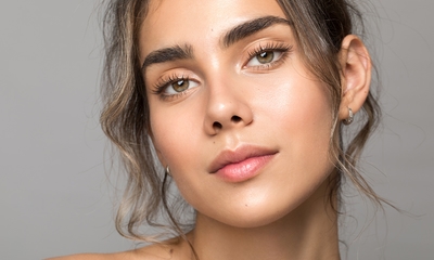 Wenkbrauw- en/of wimperbehandeling