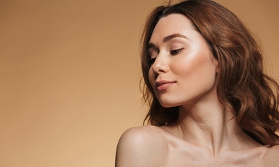 Gezichtsbehandeling (60 min) + evt. oogbehandeling of lichttherapie (10 min)