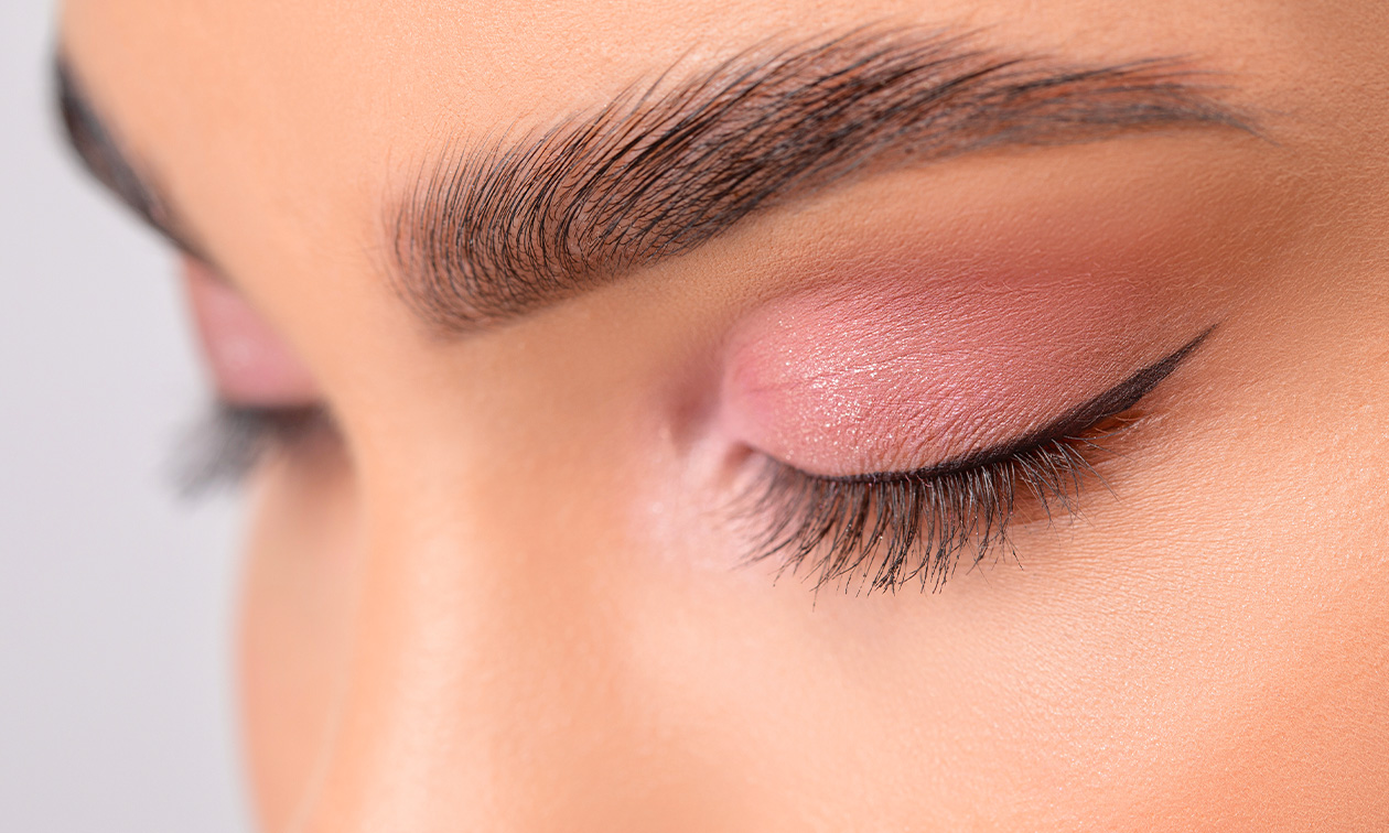 Wimper- en/of wenkbrauwbehandeling naar keuze