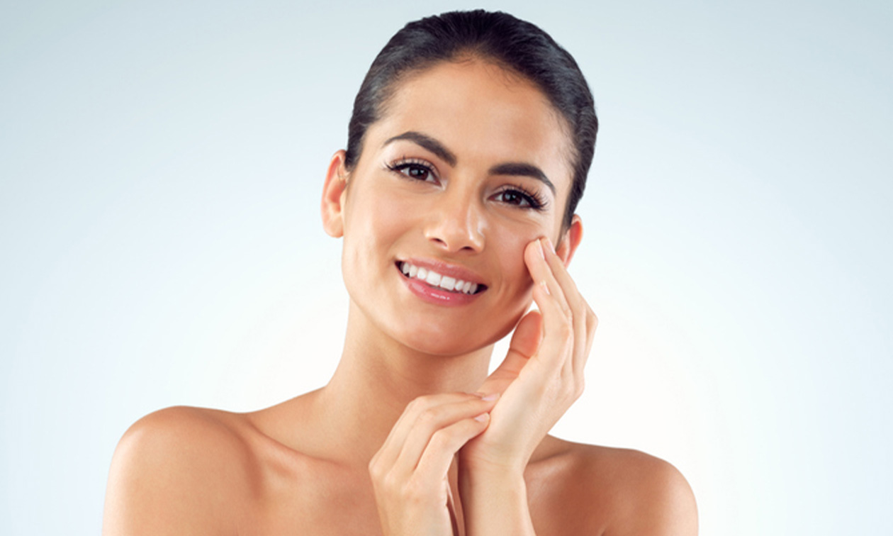 Gezichtsbehandeling (60 min) of wimper- of wenkbrauwbehandeling naar keuze