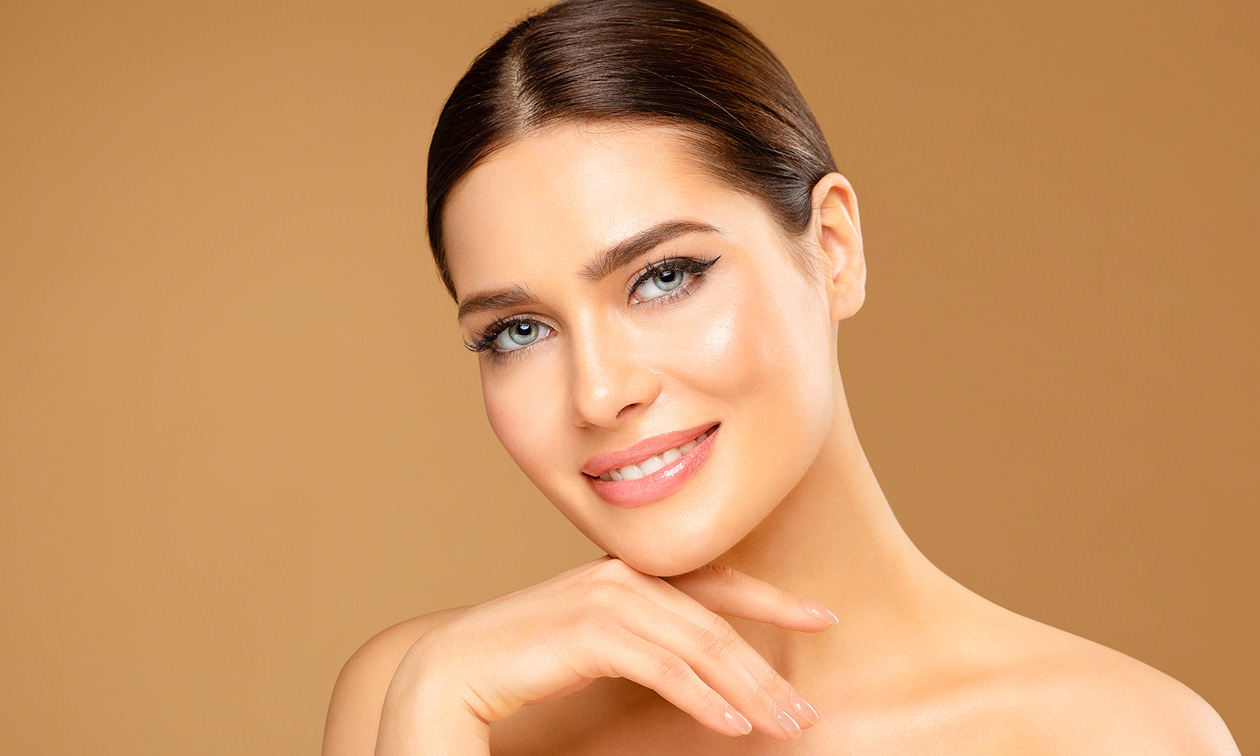 Wimper- of wenkbrauwbehandeling en/of gezichtsbehandeling naar keuze