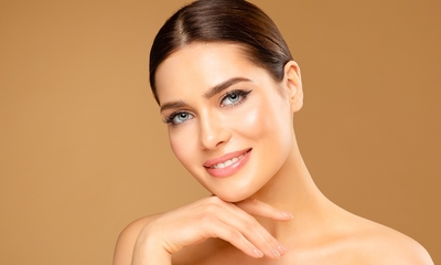 Wimper- of wenkbrauwbehandeling en/of gezichtsbehandeling naar keuze