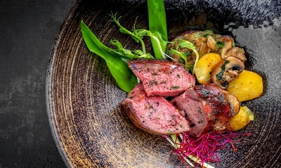 Hoofdgerecht van de chef + friet + salade bij Bodega Maxima