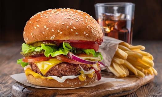 Burger + friet + frisdrank of pizza + frisdrank voor afhaal