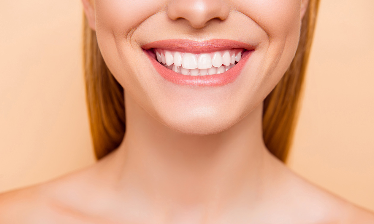 Tandenbleekbehandeling + evt. manicurebehandeling en gellak