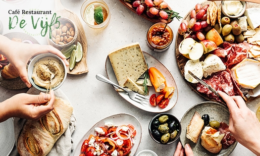 Borrelplank + wijn naar keuze bij Restaurant De Vijf