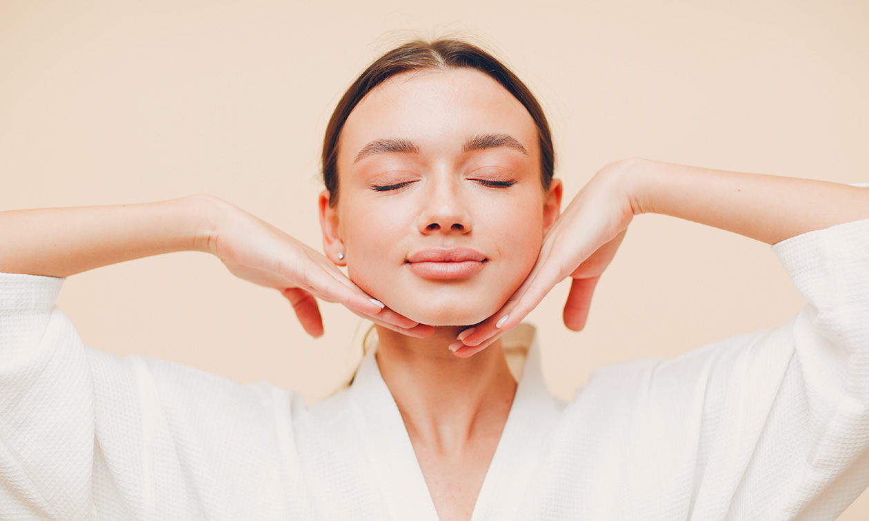 Gezichtsbehandeling + intake (45 min) of cupping- of bindweefselmassage naar keuze (60 min)