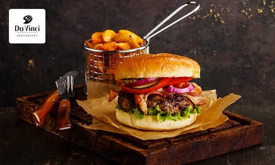 Burger + friet + salade bij Da Vinci