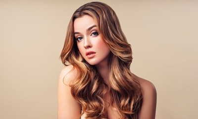 Kappersbehandeling voor dames of dag- of avondmake-up