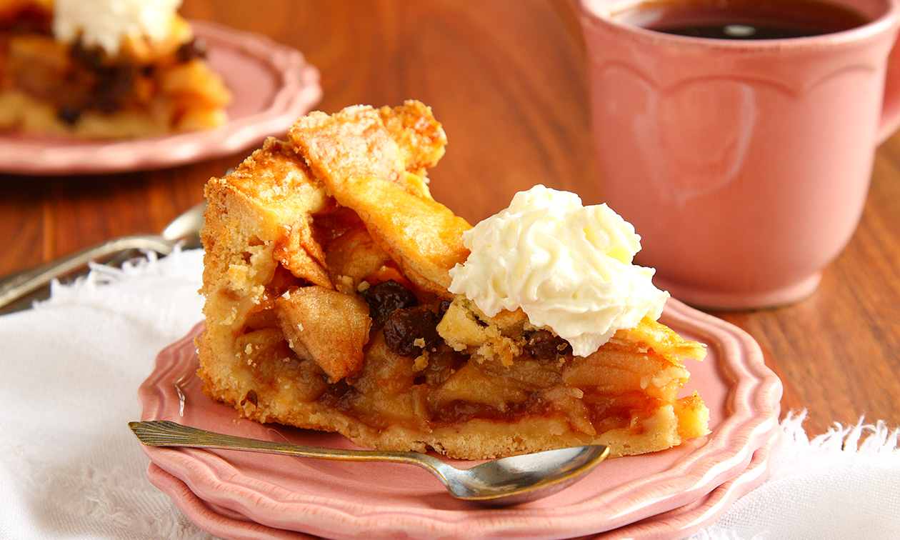 Appelgebak met slagroom + warme drank naar keuze