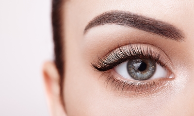 Wenkbrauwbehandeling of wimperlift + evt. verven