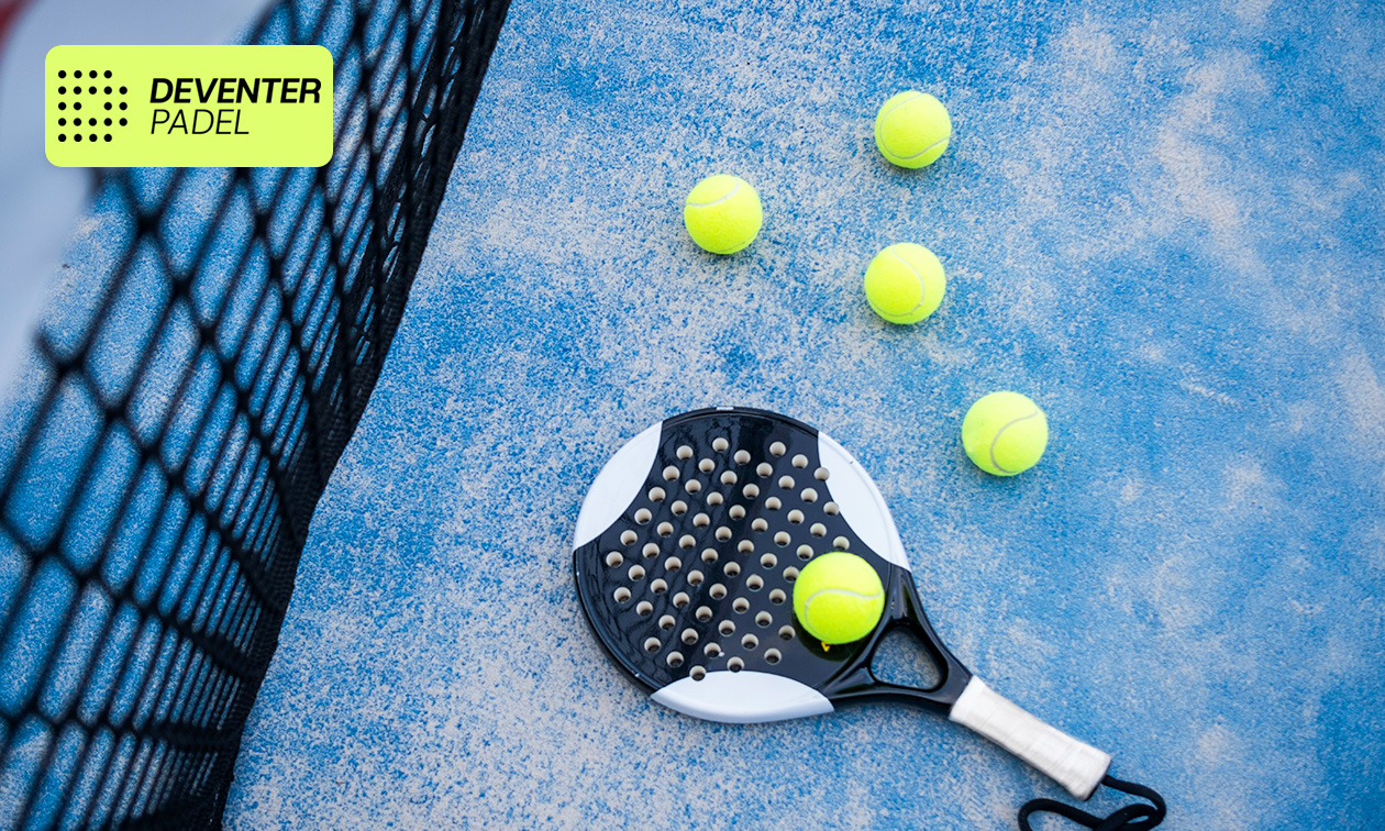 Huur padelbaan (1,5 uur) + rackets voor 4 pers.