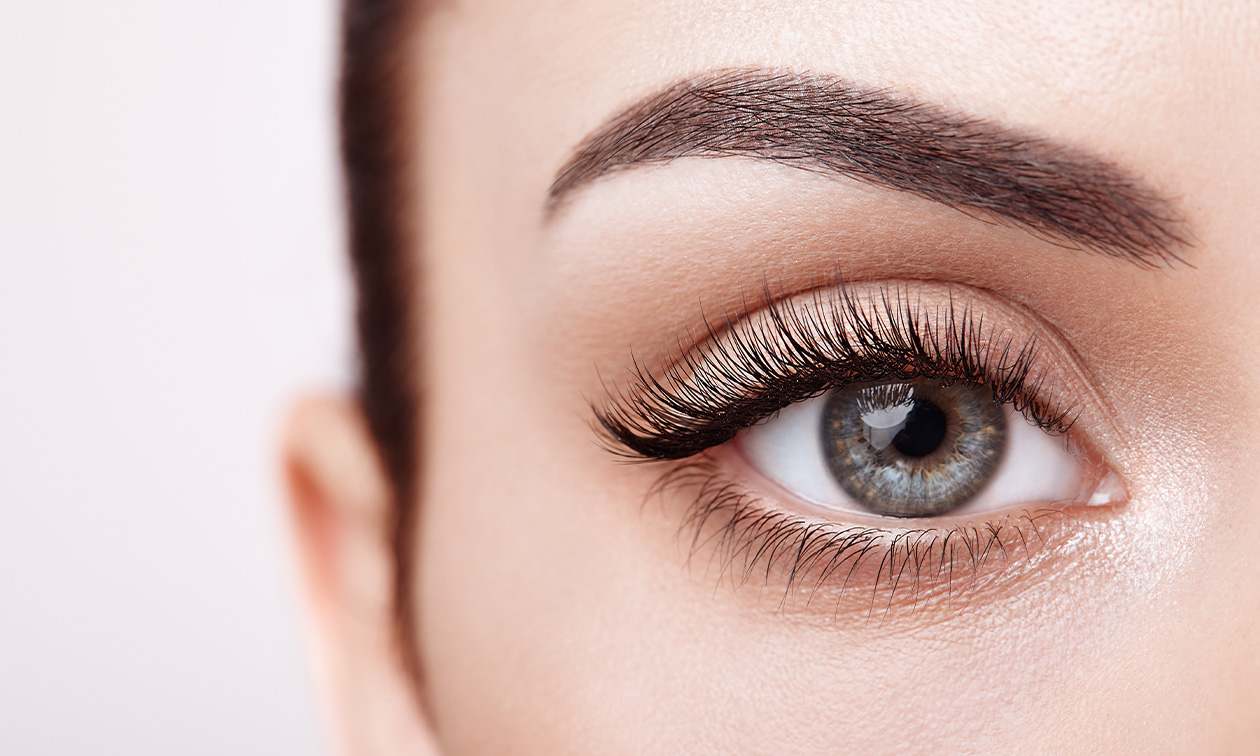 Wenkbrauwbehandeling naar keuze of wimperextensions