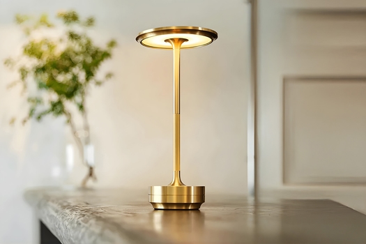 Trådløs bordlampe i guld 