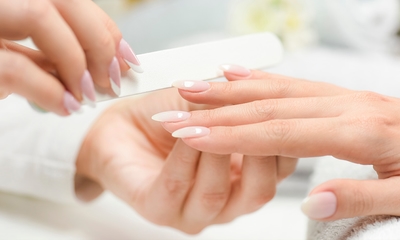 Manucure ou pédicure + évtl. pose de vernis semi-permanent à Bruxelles