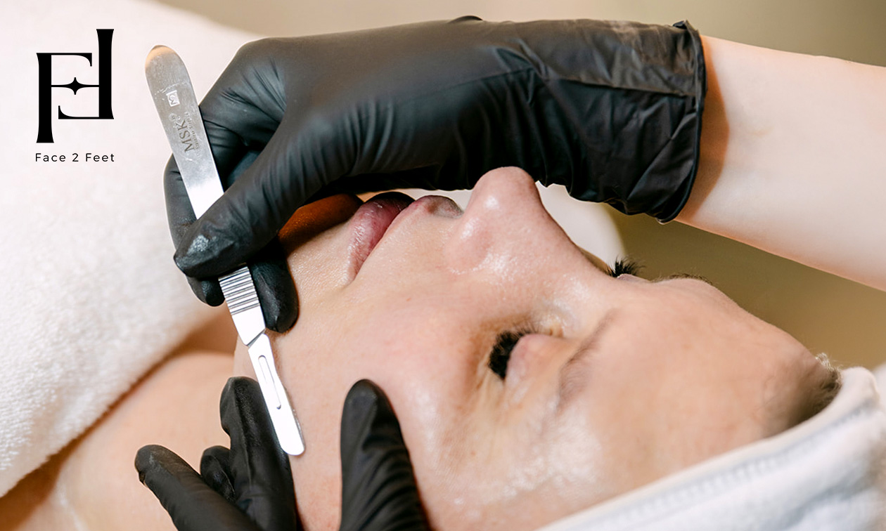 Dermaplaning-gelaatsbehandeling + LED-therapie en evt. masker (75 min)