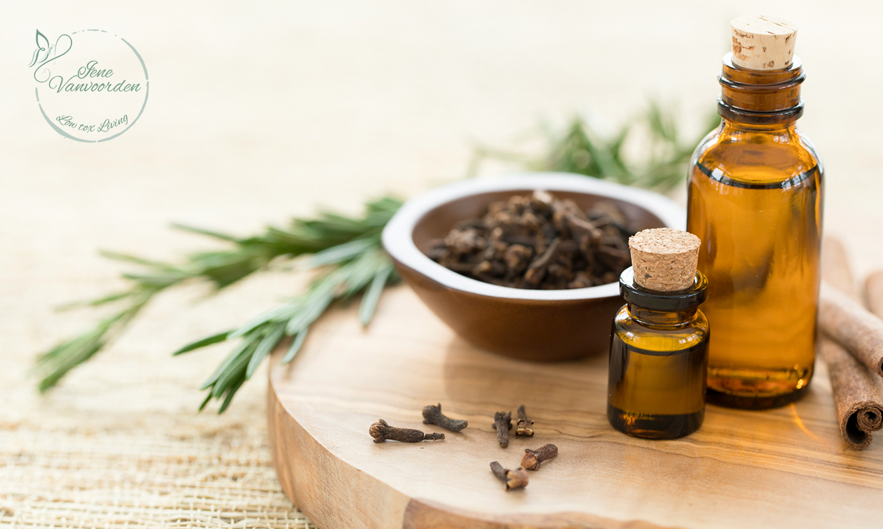 Workshop essentiële oliën (2,5 uur) of parfum maken (3 uur) + drinken en lekkers