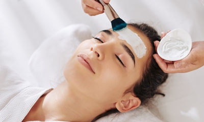 Gesichtsbehandlung (45 Minuten) oder Zahnaufhellung (30 Minuten)