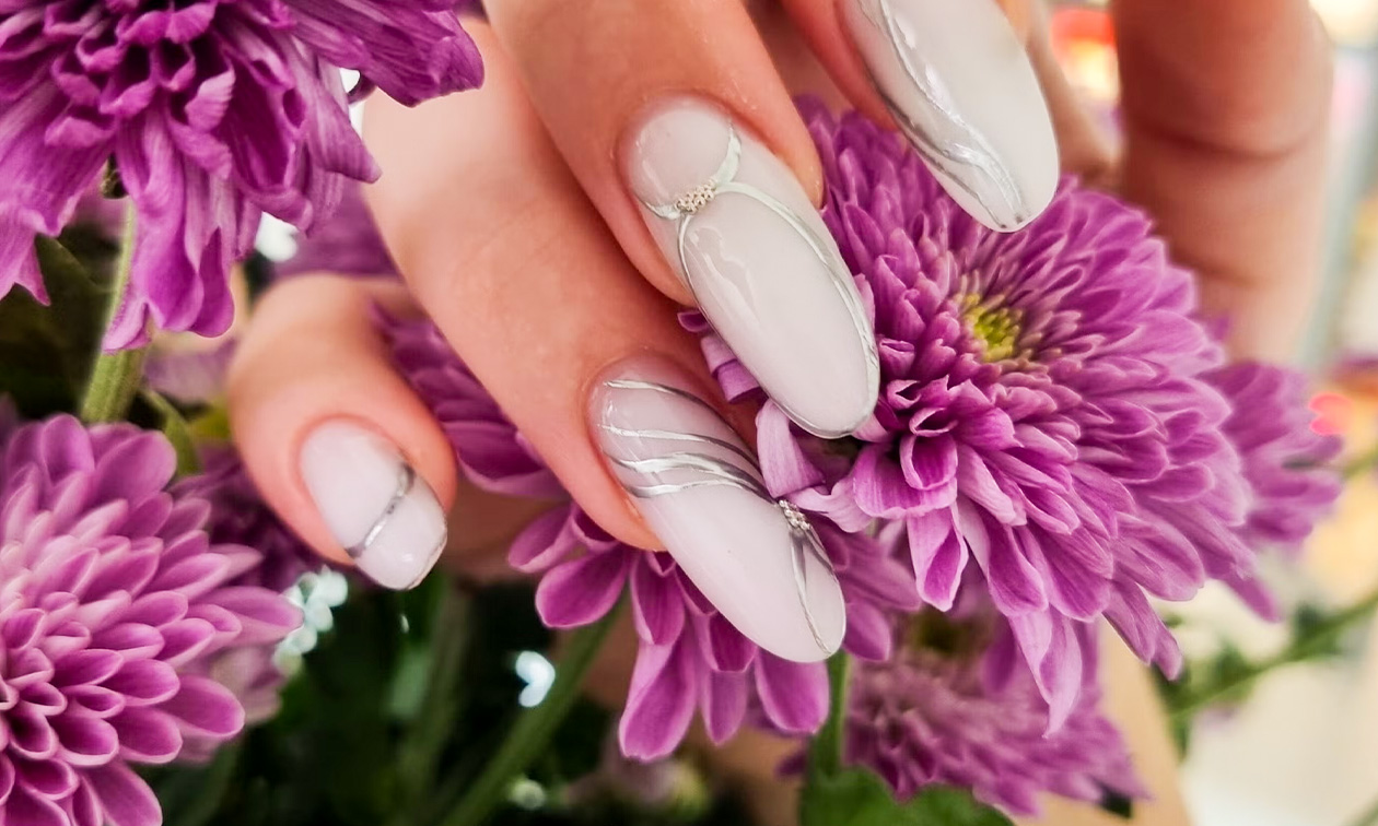 Manicurebehandeling naar keuze (30, 60, 75 of 80 min) of BIAB