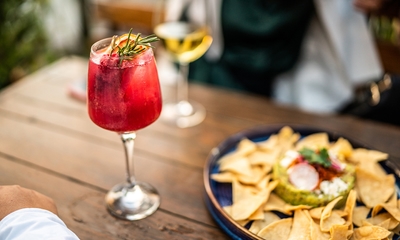 1 of 2 cocktails + borrelhap bij Grand Café de Beuntjes