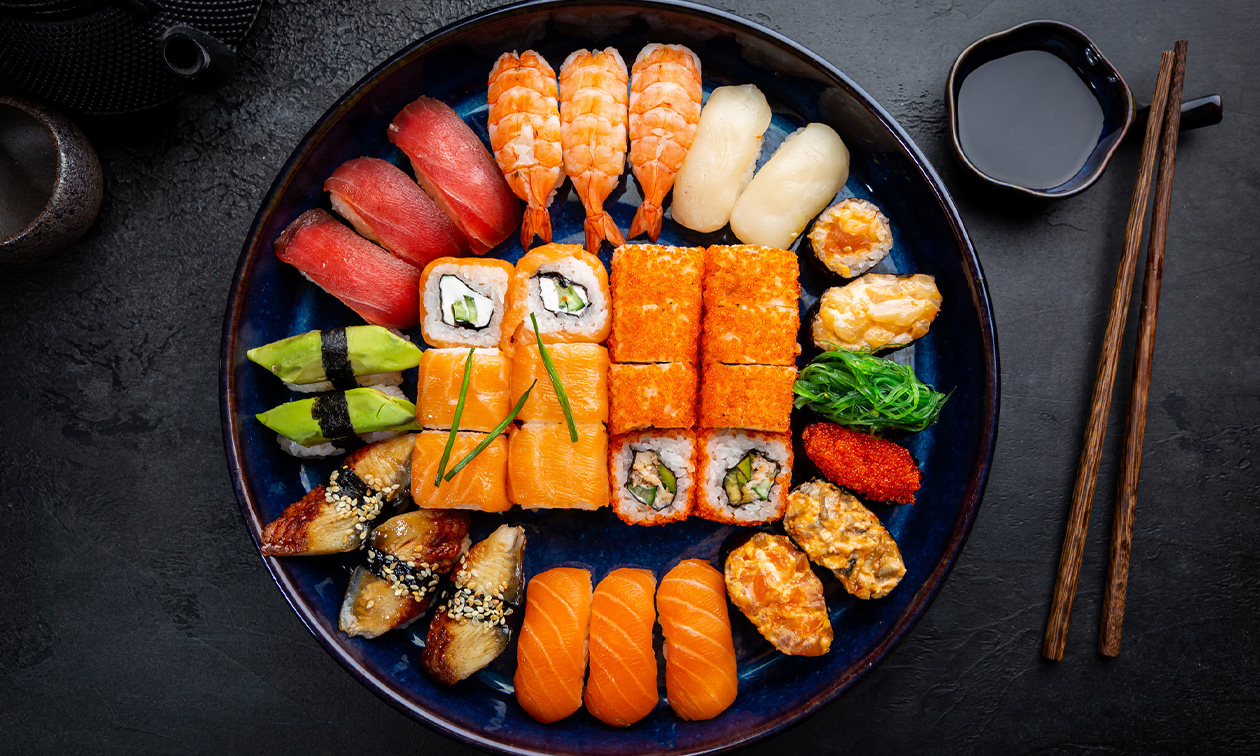 Sushibox naar keuze (40, 42 of 72 stuks) voor afhaal + evt. loempia's (8 of 16 stuks)