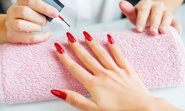 Manicurebehandeling + gellak (60 min) Manicurebehandeling + gellak (60 min)