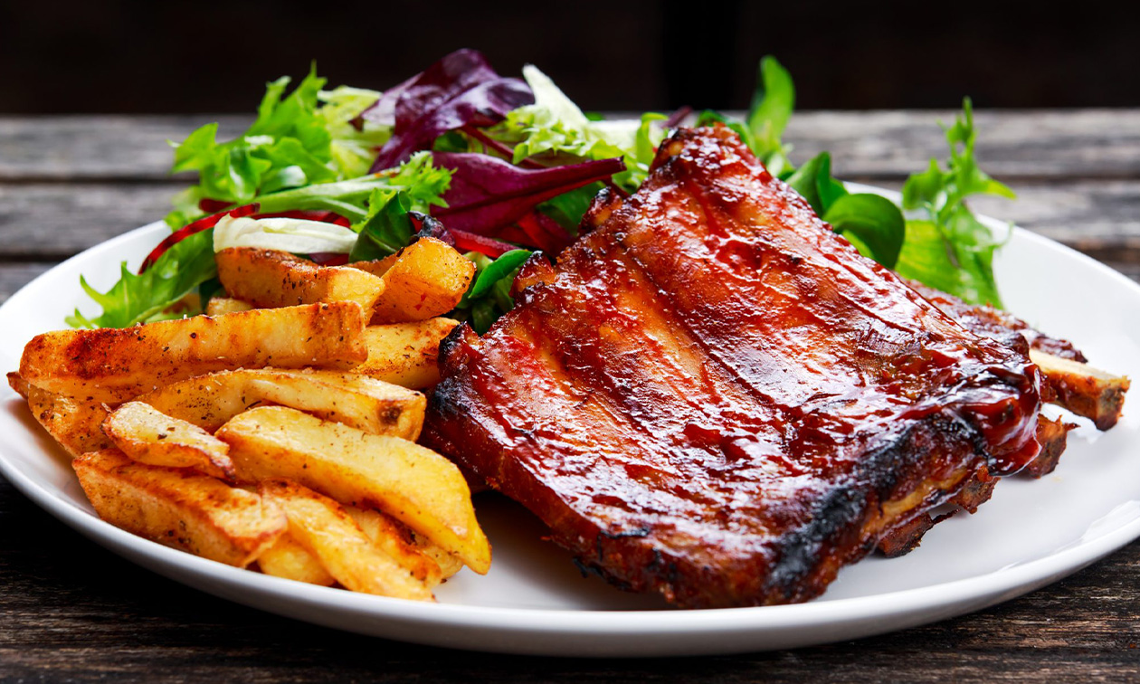 Onbeperkt spareribs + salade + friet in hartje Geldrop