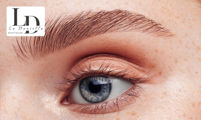 Wenkbrauwbehandeling naar keuze + evt. harsen bovenlip, kin, en/of kaak