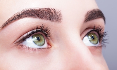 Wenkbrauwbehandeling + evt. wimperlift + verven