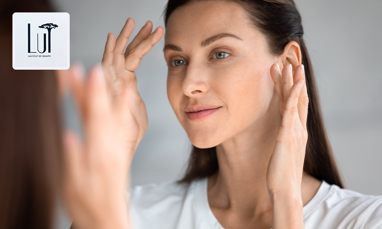 Cellulaire gezichtsstretching + massage of HIFU-gezichtsbehandeling