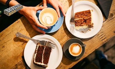Warme drank + gebak bij Lunchroom De Broodjesbox in hartje Almelo