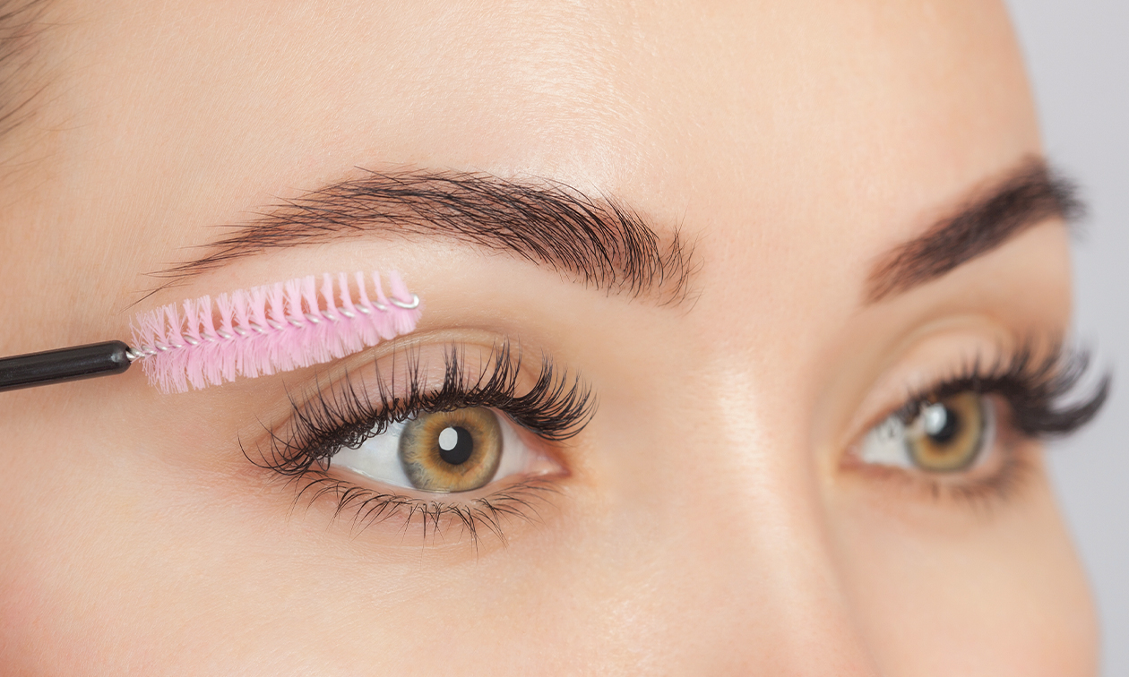 Wenkbrauwbehandeling of wimperextensions naar keuze