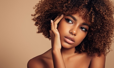 Carbon laser-behandeling of microneedling + led-therapie