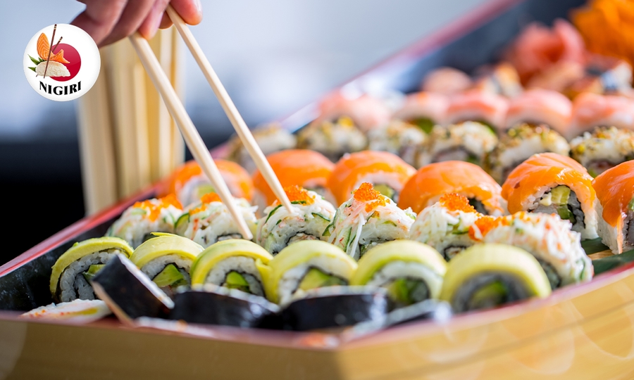 Luxe sushiboot (50 stuks) + mini-loempia's voor 2 personen voor afhaal bij Nigiri Sushi