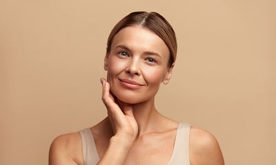 Gezichtsbehandeling (50 min) + evt massage of wenkbrauwen epileren (10 min)