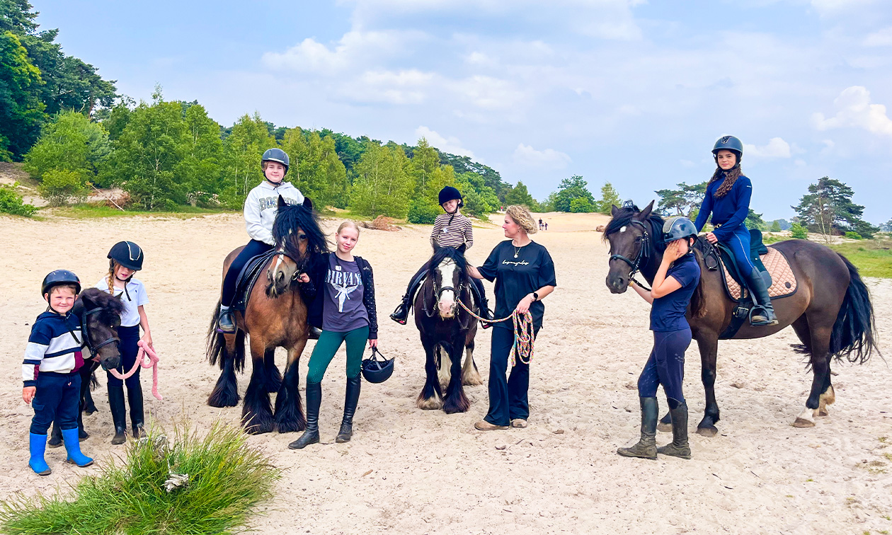 Introductie met pony's (1 uur) of bosrijden (1 of 2 uur)