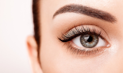 Wimper- of wenkbrauwbehandeling naar keuze