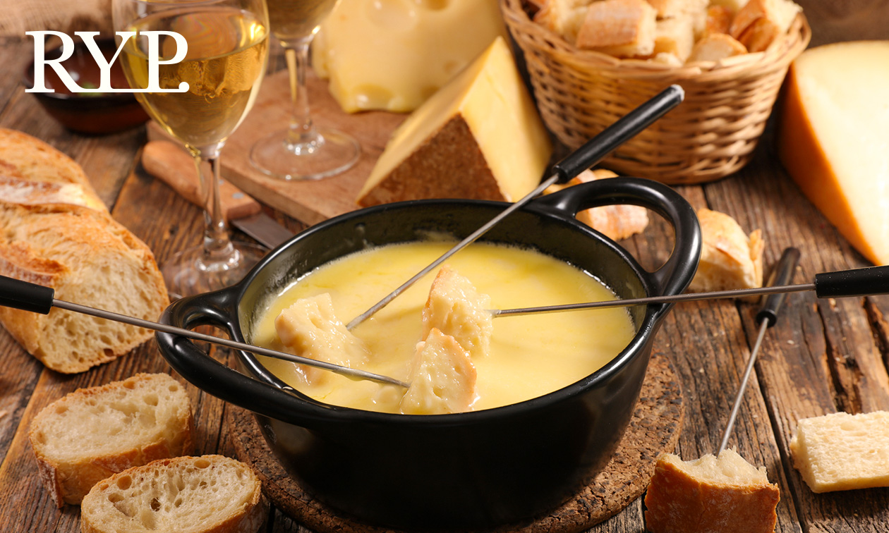 Kaasfondue met brood, groenten en tafelzuur