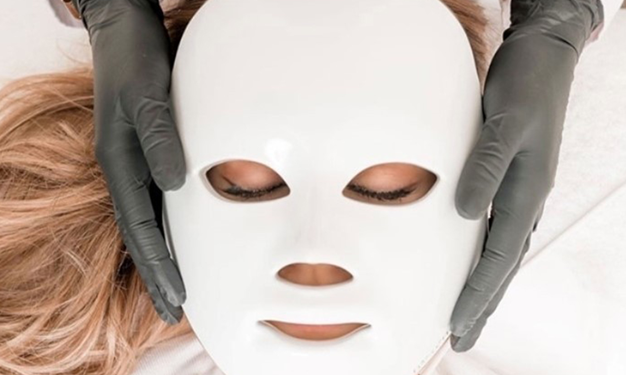Huidverbeterende gezichtsbehandeling(en) naar keuze