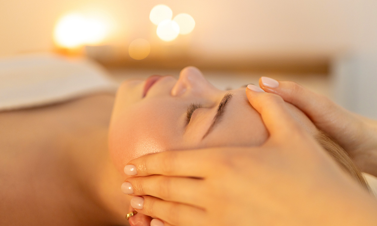 Massage + intakegesprek of gezichtsbehandeling + massage (60 min)