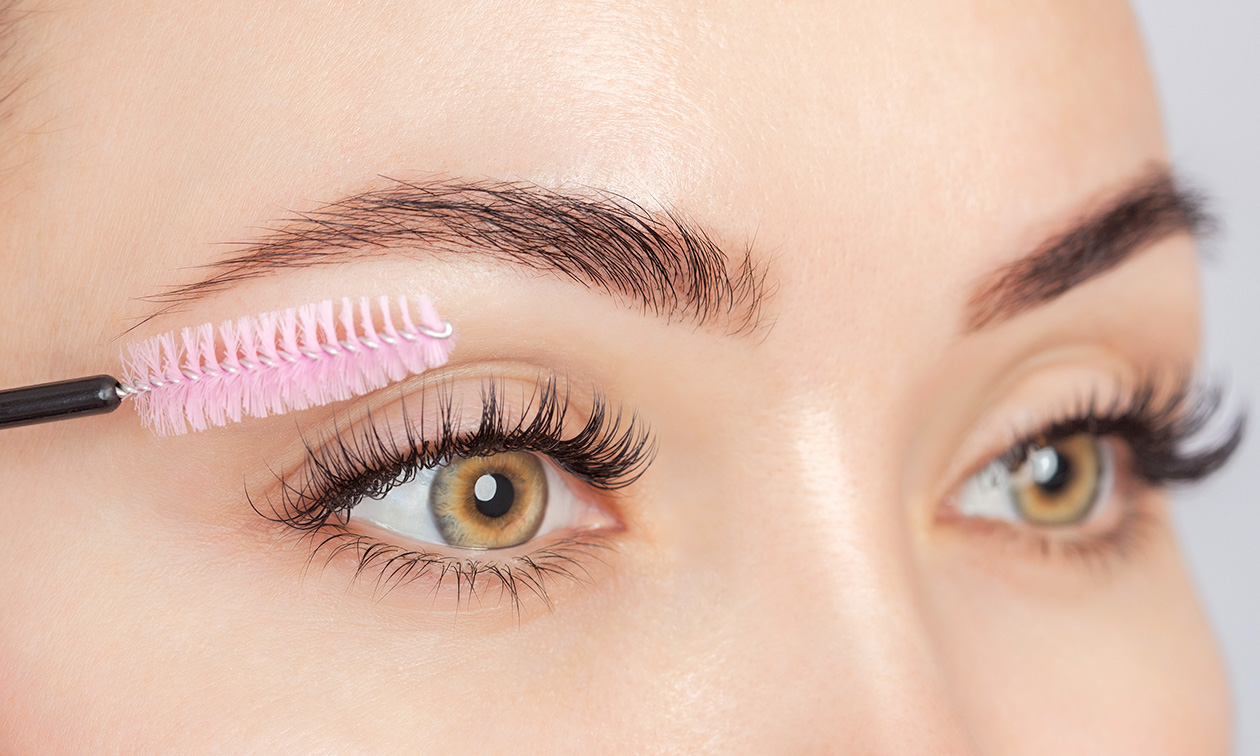 Wimper- of wenkbrauwbehandeling naar keuze