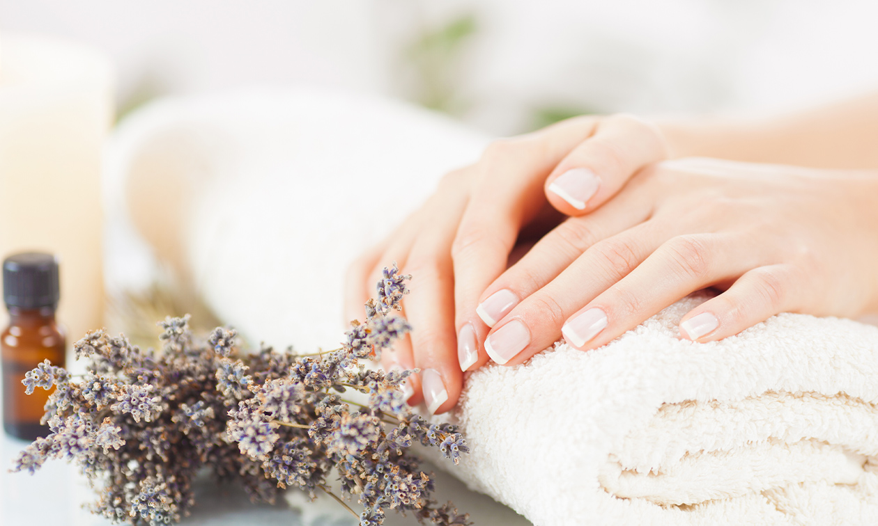 Acrylnagels naturel, met gellak of French manicure