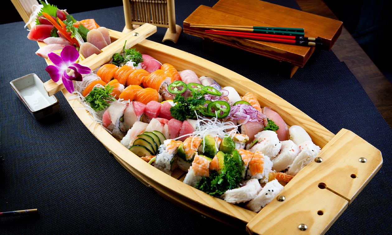 Sushiboot (50 stuks) voor 2 personen + 5 vegetarische miniloempia's voor dine-in