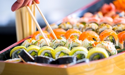 Sushiboot voor 2 personen (44 stuks) + evt. loempia's of salade voor dine-in in hartje Kortrijk