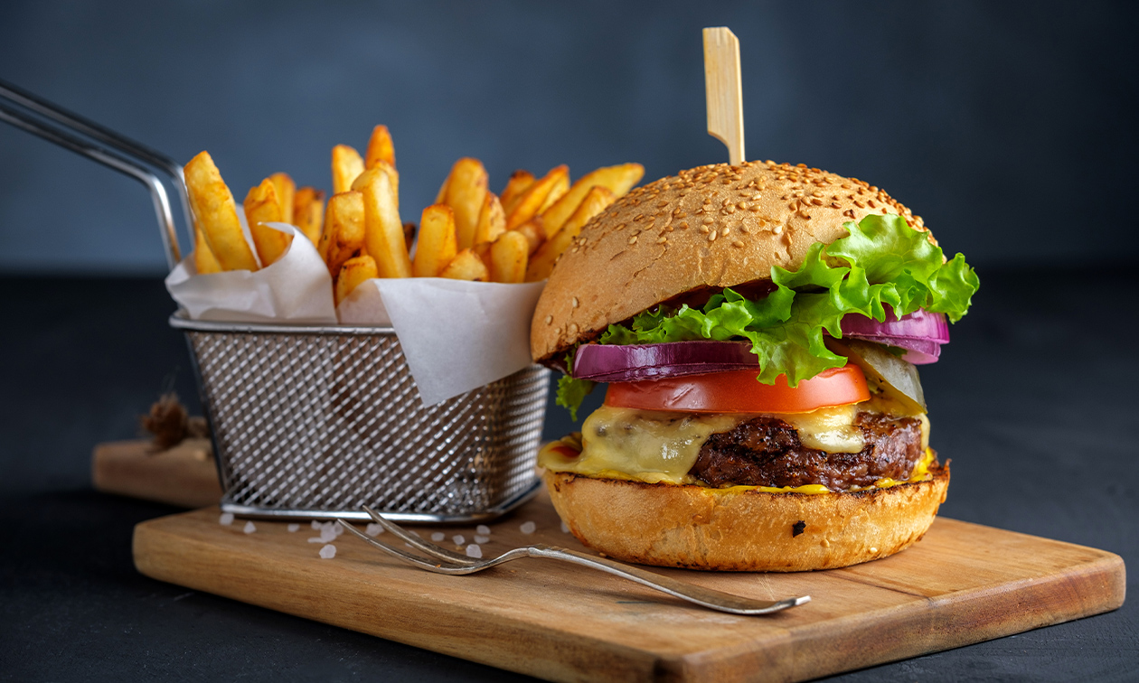 Dine-in: Burger naar keuze + frietje + slaatje + frisdrank
