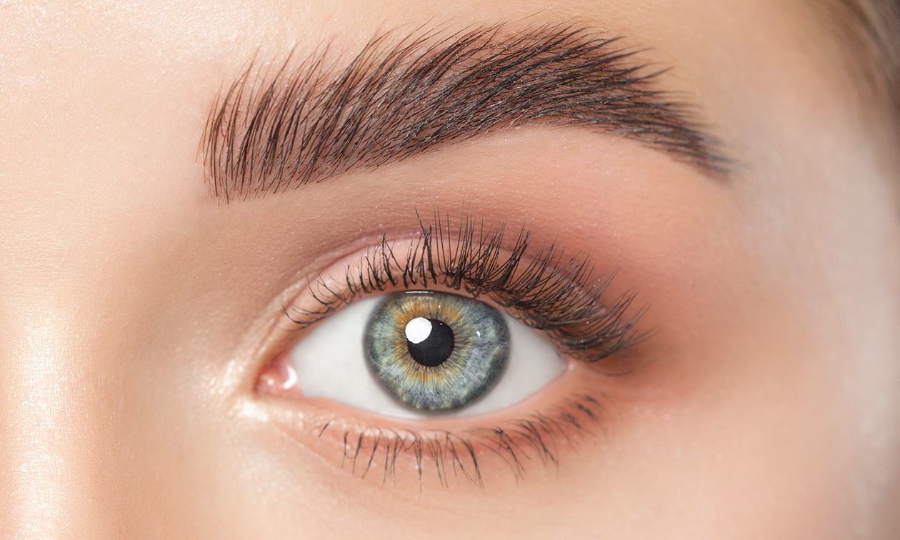 Wimper- en/of wenkbrauwbehandeling naar keuze