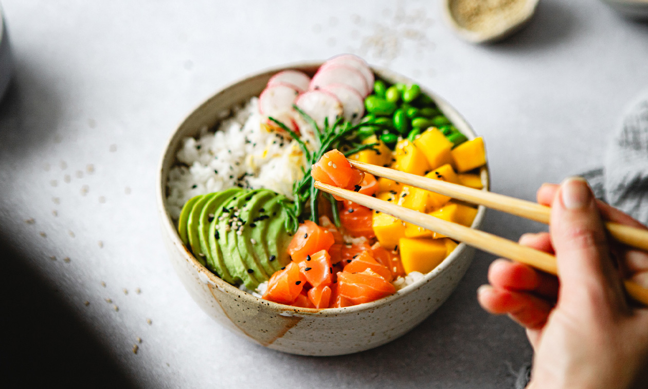 2 of 3 pokébowls naar keuze met fris of wijn