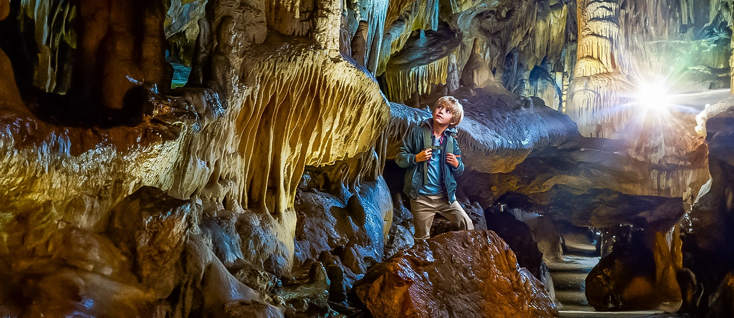 https://images.socialdeal.nl/img/dp-header-desktop-domein-van-de-grotten-van-han.jpg